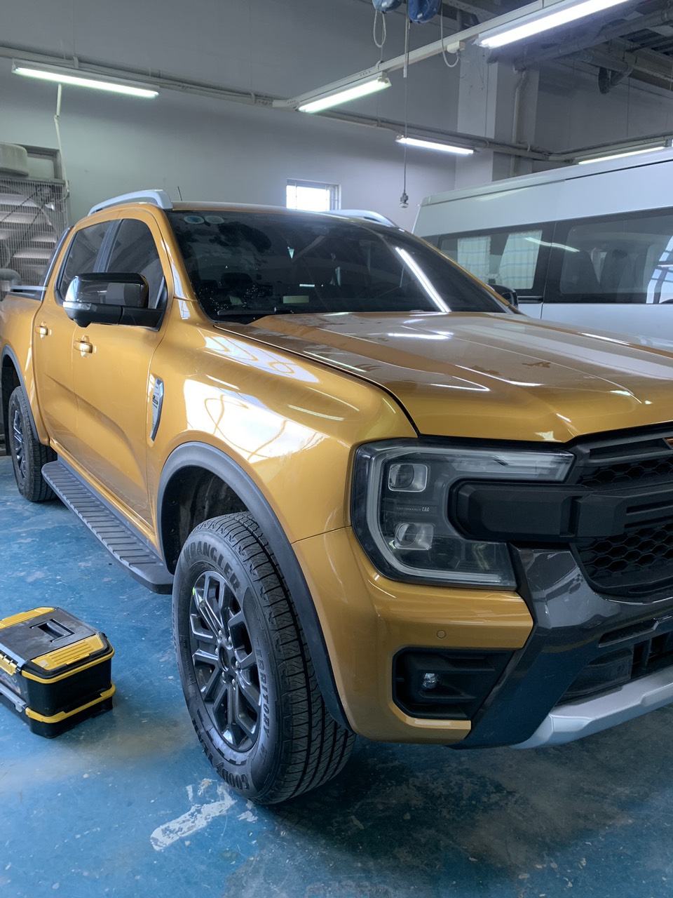 Thay kính ô tô Huy Cường Bình Chánh