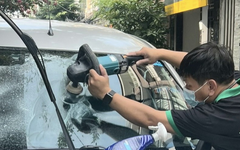 Xóa vết xước kính ô tô